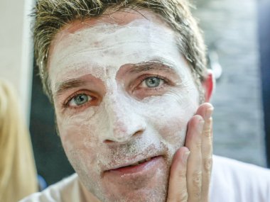 kendisi de banyo aynası beyaz sağlamlılık erkek güzellik ve yüz maskesi hijyen kavramı uygulama üzerinde ev arıyorum, mutlu ve çekici beyaz delikanlı portresi yüz kadar kapatın 