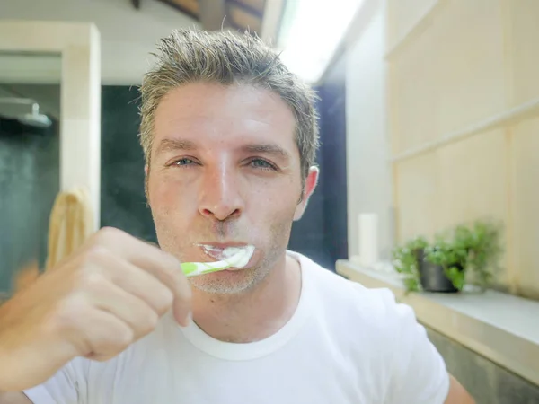 Estilo Vida Retrato Joven Feliz Atractivo Hombre Blanco Con Ojos — Foto de Stock