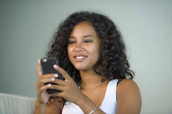 행복의 초상화와 아프리카계 미국인 집에서 네트워킹 메시지 편안한 즐기는 인터넷에 — 스톡 사진
