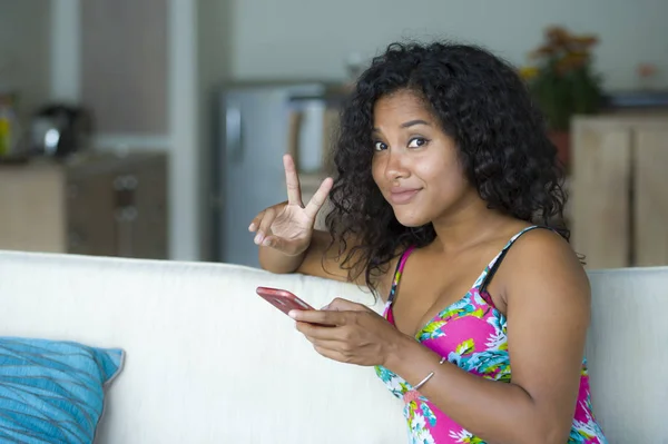 Retrato Estilo Vida Jovem Feliz Bonita Latina Rede Mulher Casa — Fotografia de Stock