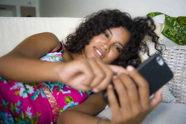 Joven Atractiva Feliz Mujer Hispana Negra Casa Con Maleta Sentada — Foto de Stock