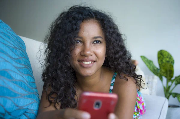 행복의 초상화와 아프리카계 미국인 집에서 네트워킹 메시지 편안한 즐기는 인터넷에 — 스톡 사진