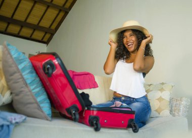 genç çekici ve çılgın mutlu siyah Afrikalı-Amerikalı kadın tatil gezi için seyahat tatil ve Turizm kavramı heyecanlı ve dağınık bırakarak bavul hazırlama plaj yaz şapka