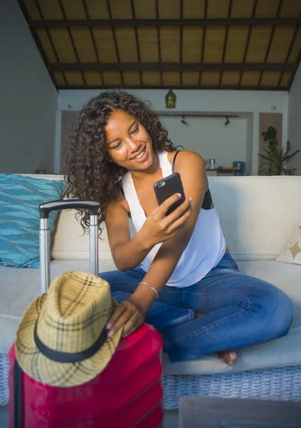 Jovem Atraente Feliz Mulher Latino Americana Preta Casa Com Mala — Fotografia de Stock