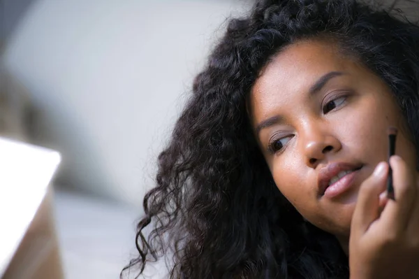 Estilo Vida Retrato Joven Mujer Latinoamericana Feliz Hermosa Aplicación Maquillaje — Foto de Stock