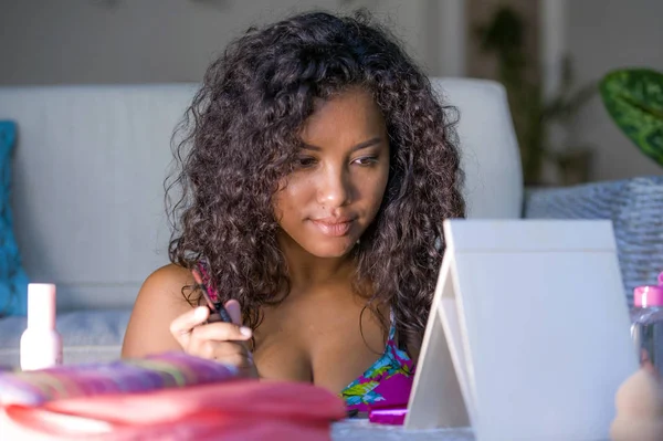 Estilo Vida Retrato Joven Feliz Hermosa Mujer Latinoamericana Cuidadosamente Utilizando — Foto de Stock