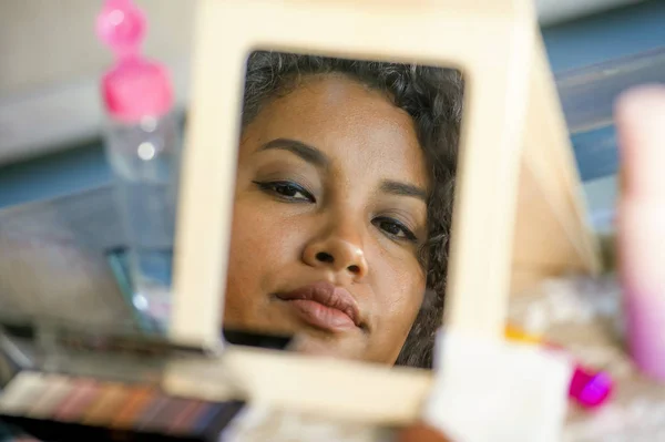 Estilo Vida Espejo Reflejo Retrato Joven Mujer Hispana Feliz Hermosa — Foto de Stock