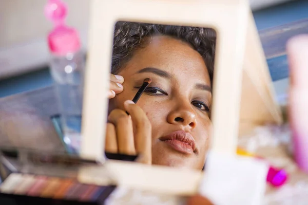 Estilo Vida Espejo Reflejo Retrato Joven Mujer Hispana Feliz Hermosa — Foto de Stock