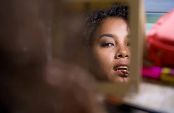 Estilo Vida Retrato Espejo Reflejo Joven Feliz Hermosa Mujer Latinoamericana — Foto de Stock