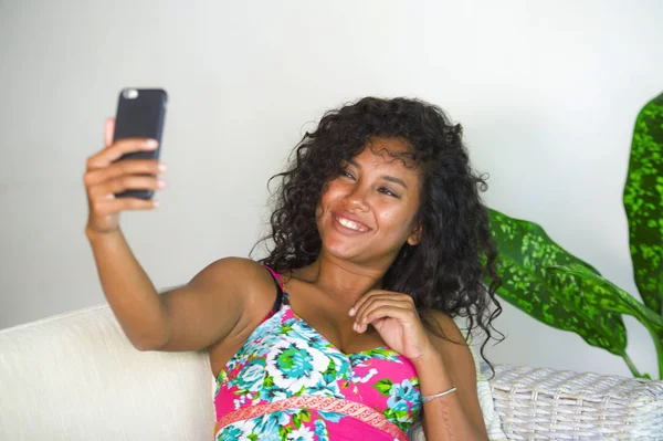 Jovem Atraente Bonita Mulher Hispânica Negra Feliz Tirar Foto Retrato — Fotografia de Stock