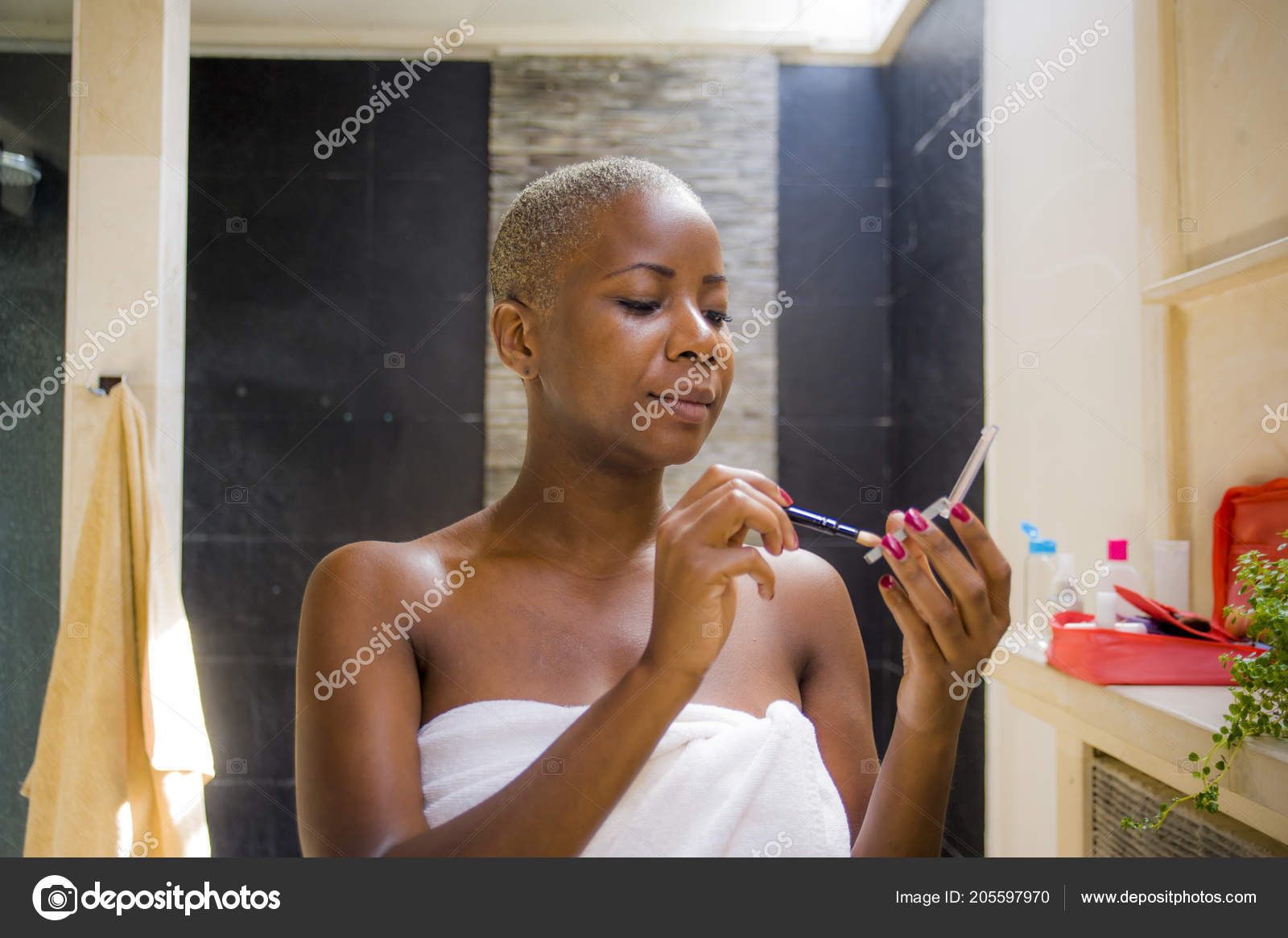 Estilo Vida Retrato Natural Joven Atractivo Feliz Negro fotografía de stock © TheVisualsYouNeed #205597970 | Depositphotos