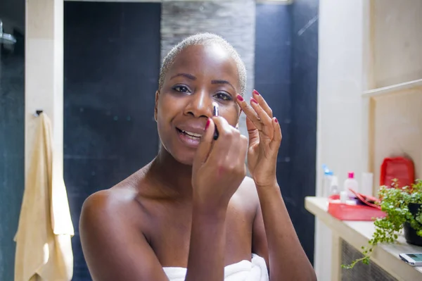 Estilo Vida Retrato Natural Joven Atractiva Feliz Mujer Afroamericana Negra — Foto de Stock