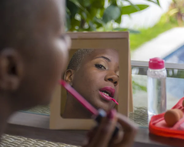 幸せなカップルの肖像画を自然なライフ スタイルと顔メイクで鏡で自分自身を見ている彼女の唇にブラシを使用してを適用するアフロ アメリカ人女性の美しい黒ホーム美容コンセプトのプール — ストック写真
