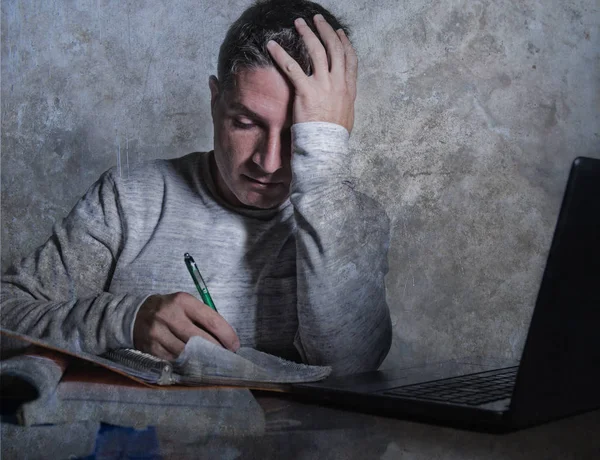 Frustrado Estresado Joven Estudiante Universitario Que Trabaja Con Cuaderno Texto — Foto de Stock