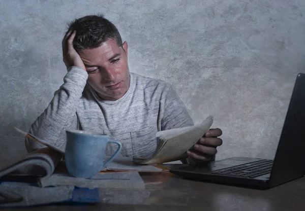 Frustrado Estresado Joven Estudiante Universitario Que Trabaja Con Cuaderno Texto — Foto de Stock