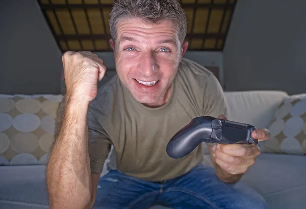 Retrato Estilo Vida Jovem Homem Gamer Feliz Animado Jogando Videogame — Fotografia de Stock