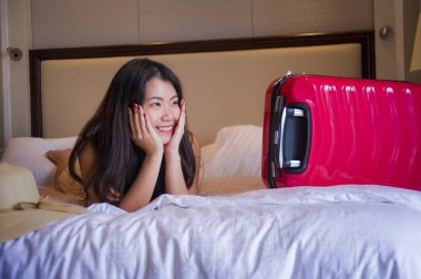 Genç mutlu ve güzel yaşam tarzı portresi Asya turizm seyahat bavul kadınla yatakta zevk oynarken beş yıldızlı bir otel odasında geldi Korece yaz tatil gezisi heyecanlı.