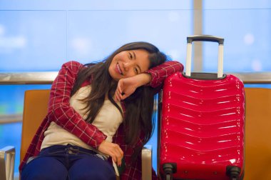 Genç güzel yaşam tarzı taze portresi ve seyahat bavul Havaalanı gidiş oturan kadınla mutlu Asyalı Koreli turist uçuş tatil gezisi neşeli gülümseyen için bekleyen gate lounge