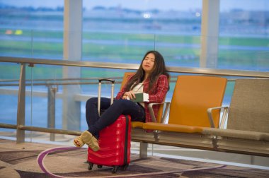 havaalanında bekleyen biniş kapısı Hall sıkılmış oturma Uyuyan Genç çok yorgun ve bitkin Asyalı Koreli turist kadın portresi yaşam tarzı Gecikmeli veya uçuş iptal edildi