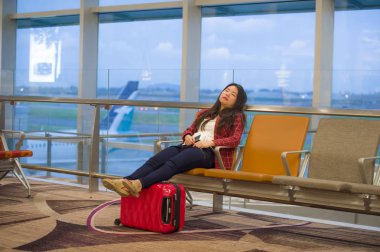 havaalanında bekleyen biniş kapısı Hall sıkılmış oturma Uyuyan Genç çok yorgun ve bitkin Asyalı Koreli turist kadın portresi yaşam tarzı Gecikmeli veya uçuş iptal edildi