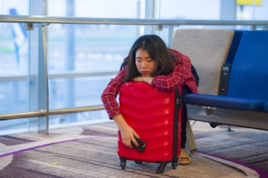 havaalanında bekleyen biniş kapısı Hall sıkılmış oturma Uyuyan Genç çok yorgun ve bitkin Asyalı Koreli turist kadın portresi yaşam tarzı Gecikmeli veya uçuş iptal edildi