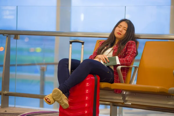 Портрет Молодого Довольно Уставшего Измученного Азиатского Туриста Кореи Спящего Аэропорту — стоковое фото
