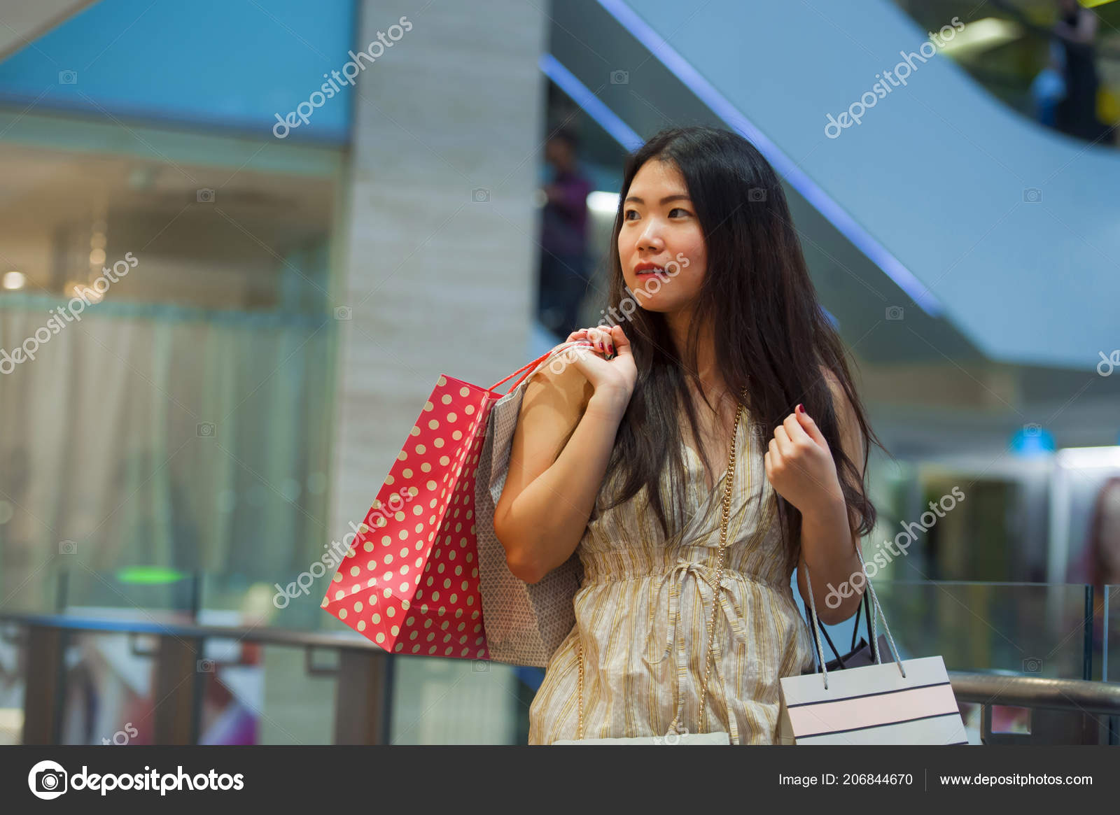 Featured image of post Indoor Fashion Lifestyle Photography - Wearing cut pink hairstyle, beach cap.