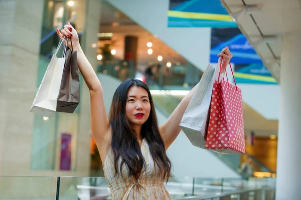 Livsstil Inomhus Porträtt Unga Glada Och Vackra Asiatiska Koreanska Kvinna — Stockfoto