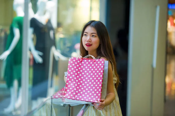 여자의 초상화 아시아 가방에 라이프 스타일 쇼핑몰 걸어다니 스토어 컨셉에 — 스톡 사진