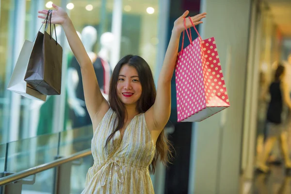 여자의 초상화 아시아 가방에 라이프 스타일 쇼핑몰 걸어다니 스토어 컨셉에 — 스톡 사진