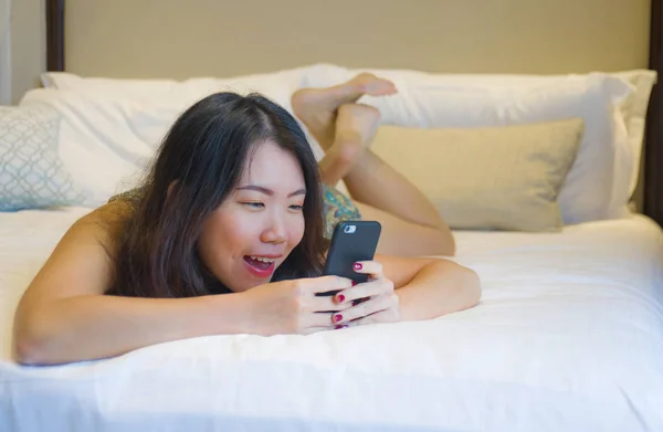 아시아 여자의 집에서 침대에 라이프 스타일 초상화 인터넷 온라인 데이트 — 스톡 사진