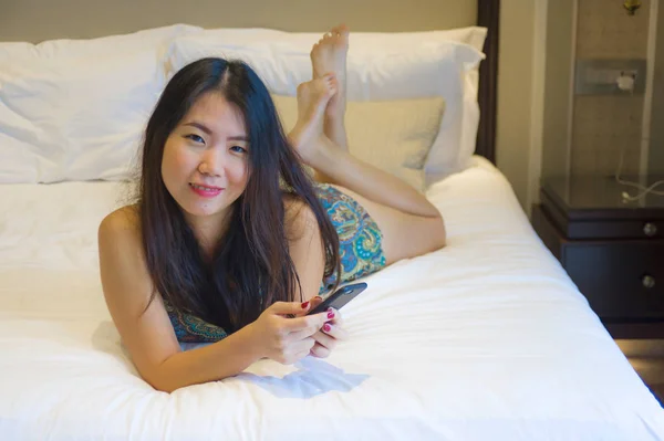 Neşeli Gülümseyen Yatakta Yatarken Yatak Odası Otel Oda Rahat Genç — Stok fotoğraf