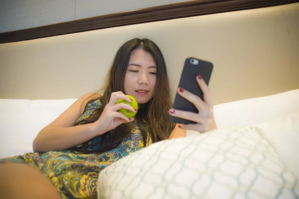 Портрет Молодой Счастливой Красивой Азиатской Кореянки Расслабленной Своей Спальне Гостиничном — стоковое фото
