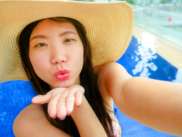Jovem Feliz Bonita Asiática Chinesa Turista Mulher Tirar Foto Selfie — Fotografia de Stock