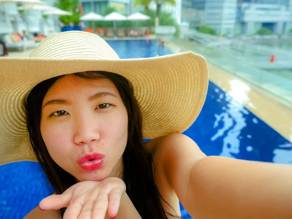 Молодий Щасливі Красивих Азіатських Корейська Туристичних Жінка Фотографування Selfie Допомогою — стокове фото
