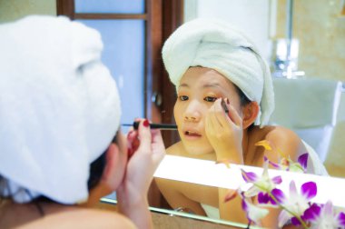 yaşam tarzı genç mutlu ve güzel Asyalı Koreli kadın evde veya otel banyo tuvalet havlu neşeli ve kadın güzellik ve cilt bakımı doğal makyaj uygulamak sarılı taze portresi 