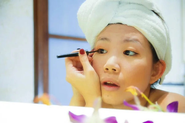 生活清新的年轻快乐和美丽的亚洲韩国妇女在家里或酒店卫生间裹在卫生间毛巾应用化妆欢快和自然的女性美容和皮肤护理 — 图库照片