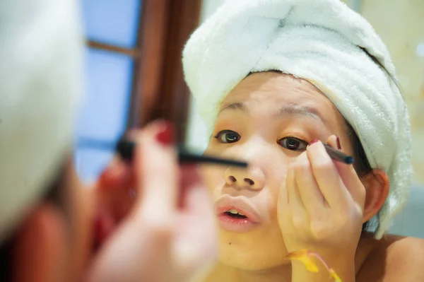 生活清新的年轻快乐和美丽的亚洲韩国妇女在家里或酒店卫生间裹在卫生间毛巾应用化妆欢快和自然的女性美容和皮肤护理 — 图库照片