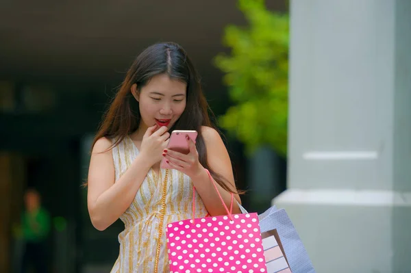 행복의 라이프 스타일 초상화와 아시아 온라인 스토어와 미용실에 검색을 쇼핑백을 — 스톡 사진