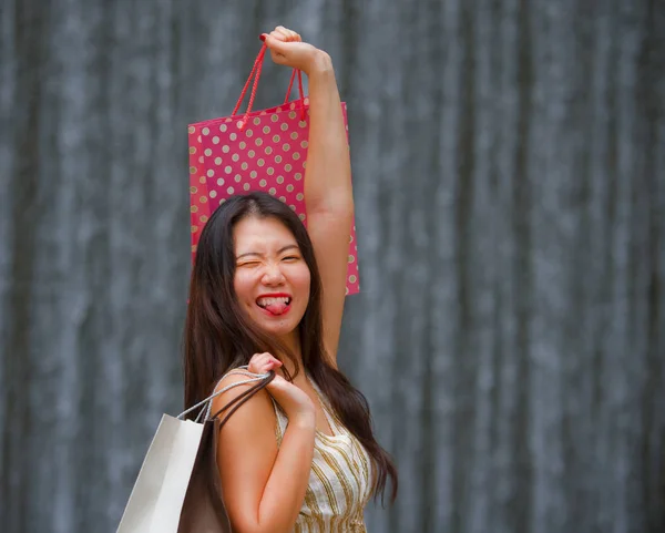 행복의 라이프 스타일 초상화 아름다움과 컨셉에 나르는 쇼핑백 배경에 거리에 — 스톡 사진