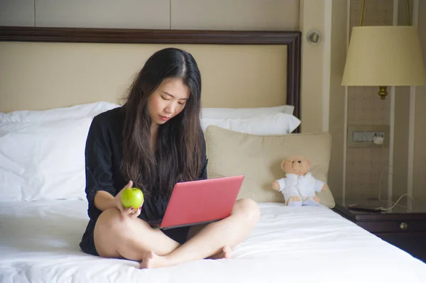 Образ Жизни Портрет Молодой Счастливой Расслабленной Азиатской Кореянки Кровати Гостиничном — стоковое фото
