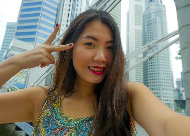 yaşam tarzı genç güzel ve selfie fotoğrafta cep telefonu ile neşeli eğleniyor ve tatlı tatil gezi yalnız zevk gülümseyen mutlu Asyalı Çinli turist kadın portresi 
