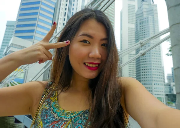 아시아 재미와 달콤한 여행을 즐기는 휴대폰 Selfie 복용의 라이프 스타일 — 스톡 사진