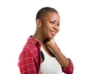 yaşam tarzı taze içinde rahat gömlek izole poz neşeli mutlu kaygısız duygu ve beyaz arka plan üzerinde izole olumlu gülümseyen genç çekici ve doğal siyah afro Amerikalı kadın portresi