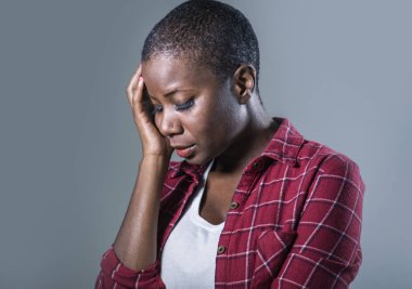 yaşam tarzı hüzün duygu yüz ifadesinde umutsuz seyir hasta ve depresif ve acı acı hissetmiyor genç çekici ve üzgün siyah Afrikalı-Amerikalı kadın portresi izole