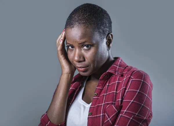 Estilo Vida Isolado Retrato Jovem Atraente Triste Negro Afro Americano — Fotografia de Stock