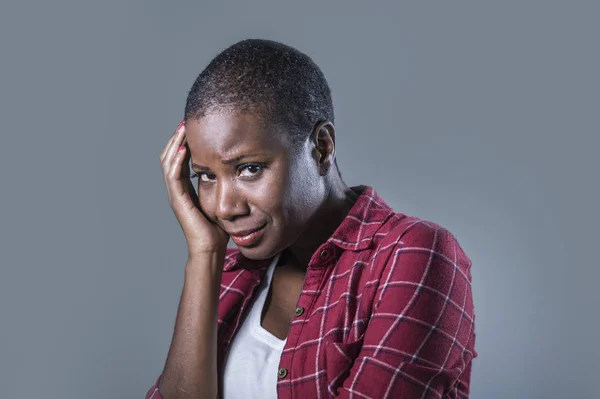 Életmód Elszigetelt Fiatal Vonzó Szomorú Fekete Afrikai Amerikai Érzés Szomorúság — Stock Fotó
