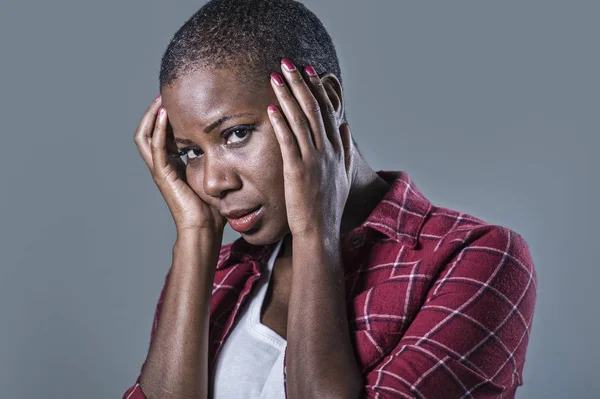 Lifestyle Isoliertes Porträt Einer Jungen Attraktiven Und Traurigen Schwarzafrikanischen Amerikanerin — Stockfoto