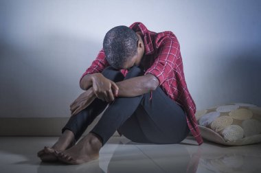 yaşam tarzı kapalı gölgeli katta umutsuz ve acı acı ve depresyon dramatik ışık endişeli hissediyorum evde oturan genç üzgün ve depresyonda siyah afro Amerikalı kadın portresi