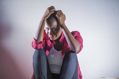 yaşam tarzı kapalı gölgeli katta umutsuz ve acı acı ve depresyon dramatik ışık endişeli hissediyorum evde oturan genç üzgün ve depresyonda siyah afro Amerikalı kadın portresi